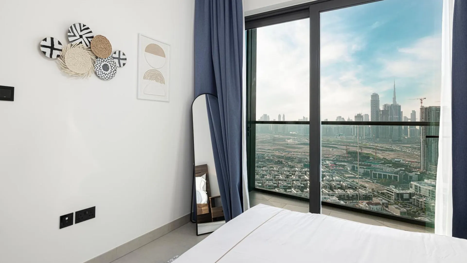 Апартаменты Easemytrip - Sobha Waves Luxury, 1Br Apt With Burj Khalifa View Дубай