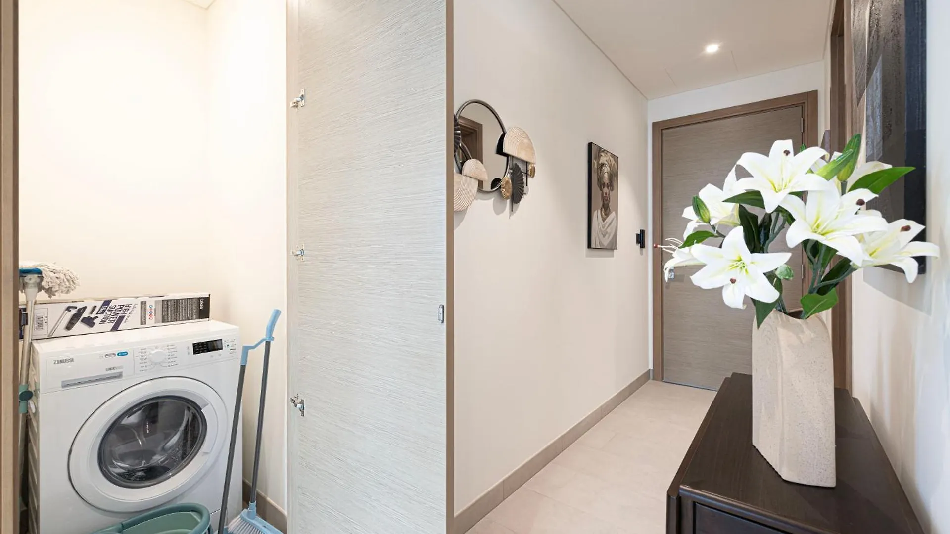 Easemytrip - Sobha Waves Luxury, 1Br Apt With Burj Khalifa View Дубай