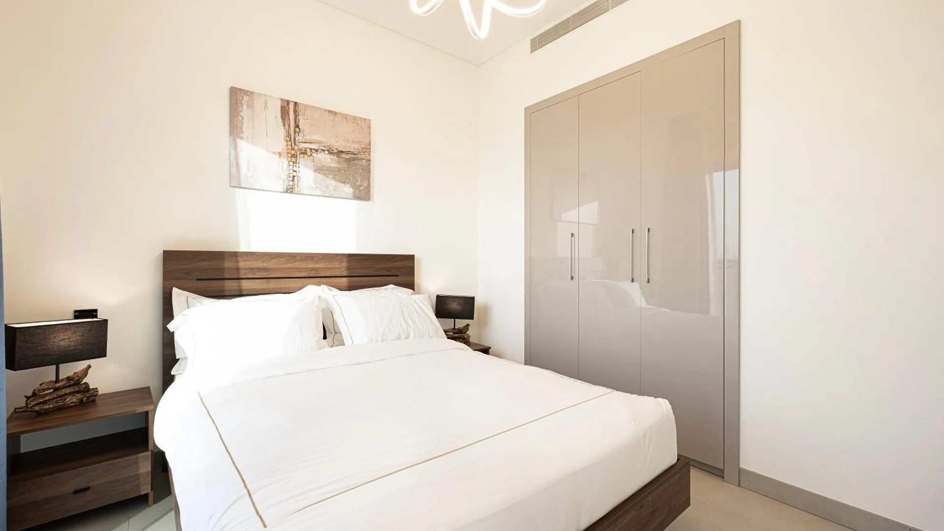 Easemytrip - Sobha Waves Luxury, 1Br Apt With Burj Khalifa View Дубай 0*,  ОАЭ
