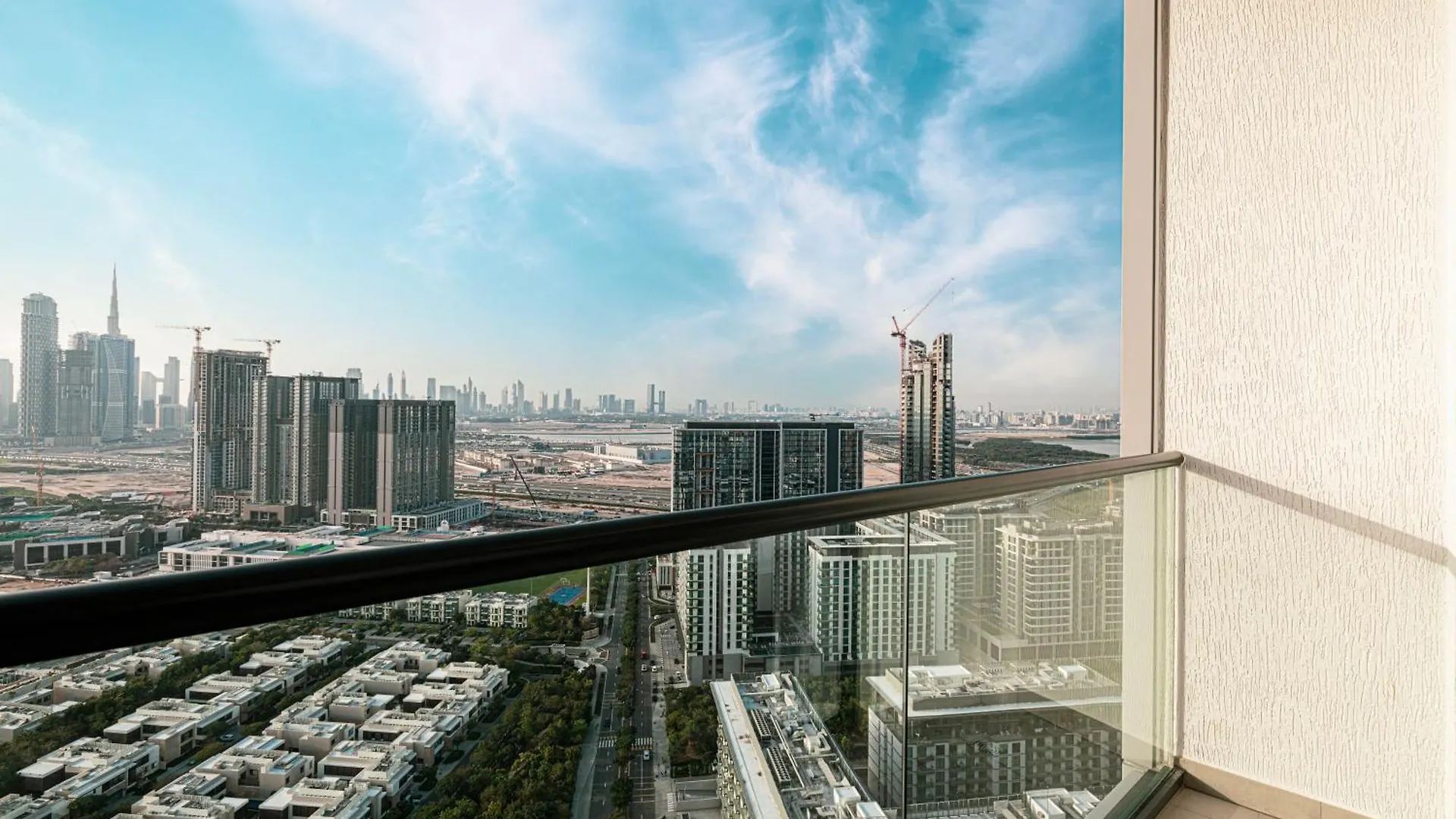 Apartment Easemytrip - Sobha Waves Luxury, 1Br Apt With Burj Khalifa View Dubai
